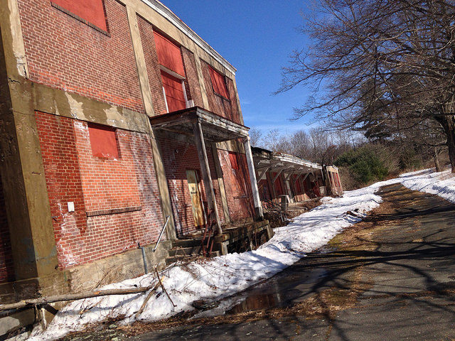 The exterior of the school. Author: Ian Bauer CC BY 2.0