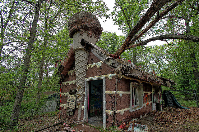 The forgotten sweet house. Author: Forsaken Fotos CC BY 2.0