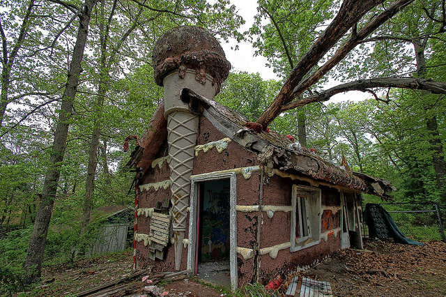 The forgotten sweet house. Author: Forsaken Fotos CC BY 2.0