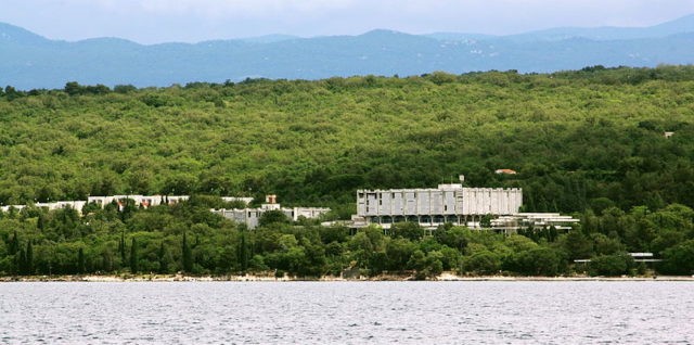 The hotel being consumed by nature. Author: Usien CC BY-SA 3.0