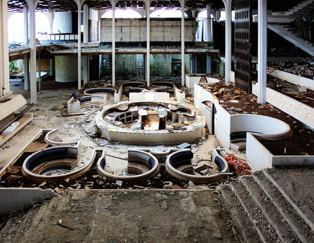 The hotel lobby. Author: Usien CC BY-SA 3.0