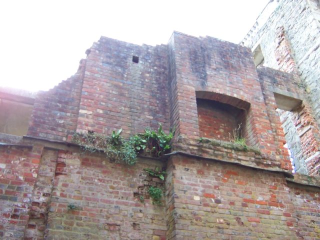 The house was severely damaged during WWII after a bomb exploded near it. Author: Loz Pycock. CC BY-SA 2.0