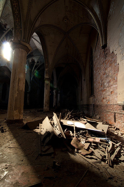 The interior. Author: Colin Knowles CC BY-SA 2.0