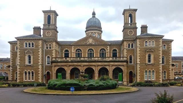 The Main building in 2017. Author: Philafrenzy CC BY-SA 4.0