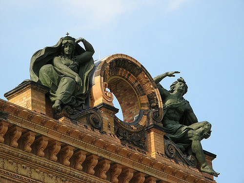 The sculptures at the top of the train station. Author: Burak Bilgin CC BY 2.0