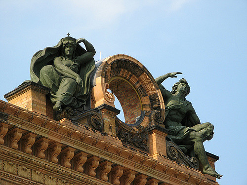 The sculptures at the top of the train station. Author: Burak Bilgin CC BY 2.0