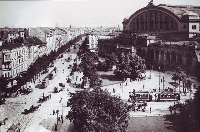 The train station in 1910. Author: Waldemar Franz Hermann Titzenthaler Public Domain
