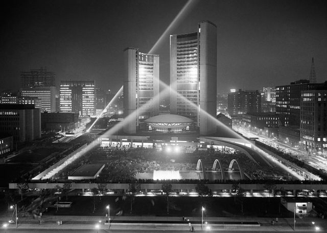Toronto’s New City Hall, where Shea’s Hippodrome once stood. Author: Toronto Fire Department. CC BY 2.0