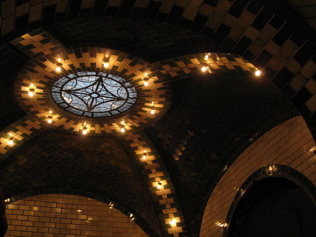 City Hall Subway Station ceiling arches – Author: Salim Virji – CC BY 2.0