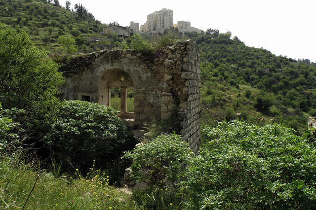 The historic ruins are in danger of the modern age. Author: RonAlmog – CC BY 2.0