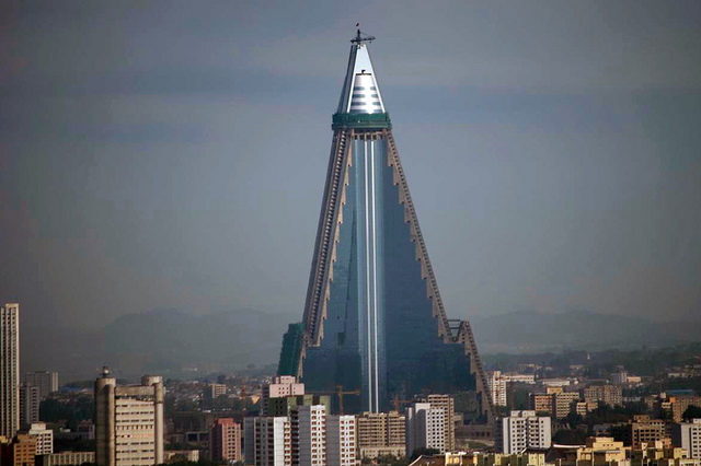 Ryugyong Hotel almost fully covered with glass plates / photo taken on 2009.08.01 – Author: 準建築人手札網站 Forgemind ArchiMedia – CC BY 2.0