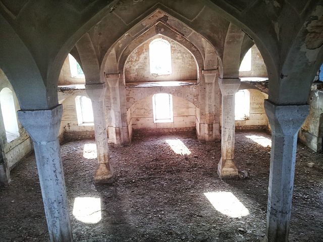 Interior of Aghdam Mosque/ Author: Vagharsh – CC BY-SA 3.0