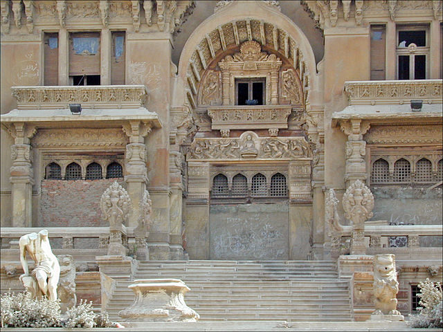 Some of the statues have been damaged/ Author: Jean-Pierre Dalbéra – CC BY 2.0