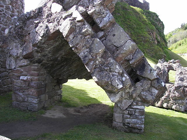 The ruined parts of the gatehouse/Author: Wknight94 – CC BY-SA 3.0