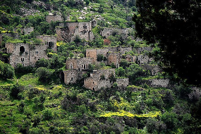 Depopulated homes on the hillside/ Author: Yehudit Alayoff – CC BY-SA 4.0