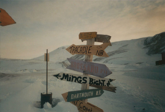 One of three signposts in Nanisivik showing directions to various cities and towns. Author: Kelapstick. CC BY-SA 3.0