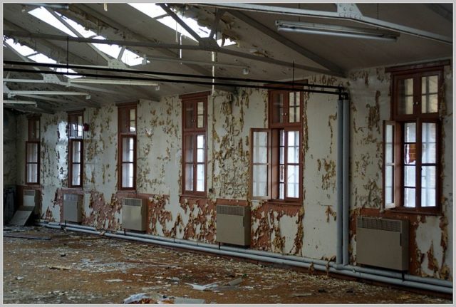 A decaying interior long since abandoned. Author: Skin – ubx CC BY 2.0