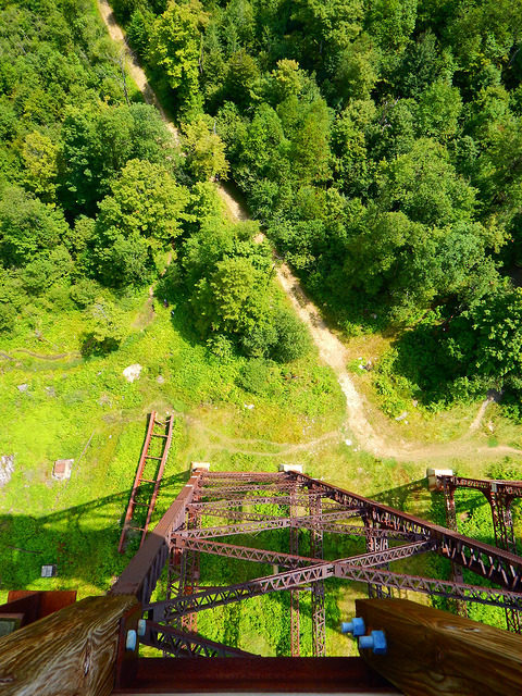 A look down to the valley below. Author: Adam Moss CC BY-SA 2.0