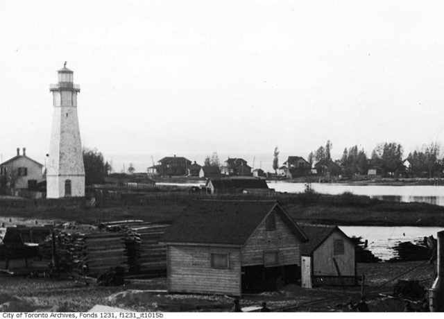 a photograph depicting the lighthouse and its surroundings from 1909. Author: Arthur S. Goss CC BY 2.0
