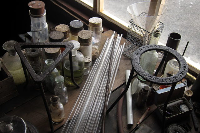Abandoned scientific equipment. Author: Sandwichgirl CC BY-SA 3.0