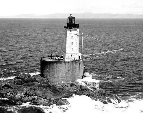 An old photo of the lighthouse. Author: USCG – USCG Public Domain
