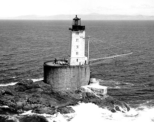 An old photo of the lighthouse. Author: USCG – USCG Public Domain
