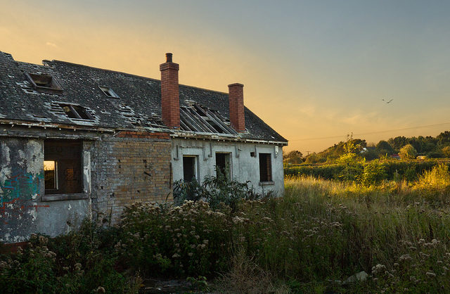 Destroyed building and sunset. Author: Richard Szwejkowski CC BY-SA 2.0