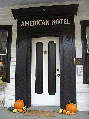 Entrance to the American Hotel. Author: Doug Kerr CC BY-SA 2.0