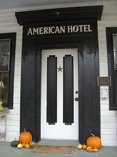 Entrance to the American Hotel. Author: Doug Kerr CC BY-SA 2.0