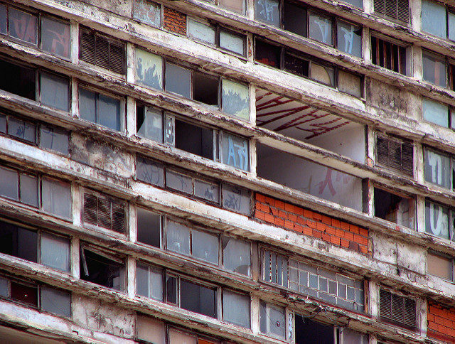 It was abandoned by the tenants in 2004. Author: Gabriel de Andrade Fernandes. CC BY-SA 2.0
