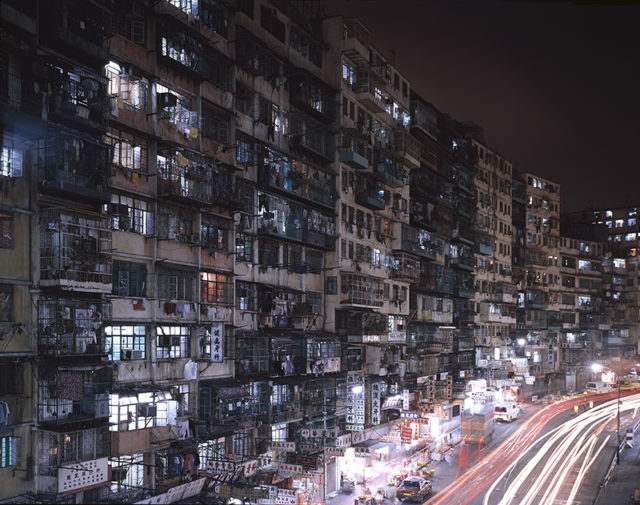 A street at the edge of the city at night – Author: Ian Lambot – CC BY-SA 4.0