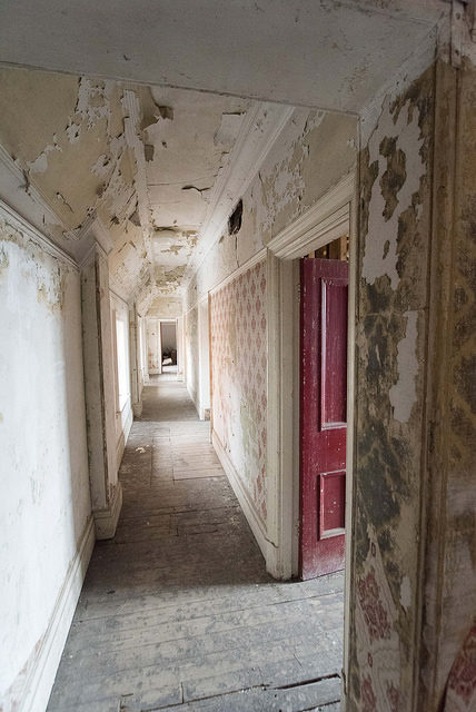 One of the many disused corridors. Author: Bryan Ledgard CC BY 2.0