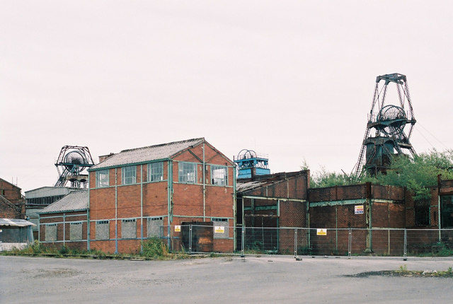 Set of traditional colliery buildings. Author: Alan Murray-Rust CC BY-SA 2.0