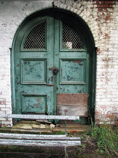 Sharon Springs Imperial Baths locked door. Author: bobistraveling CC BY 2.0
