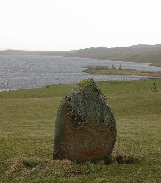 Standing stone, probably the only surviving stone of a larger ceremonial site/ Author: Gordon Hatton – CC BY-SA 2.0