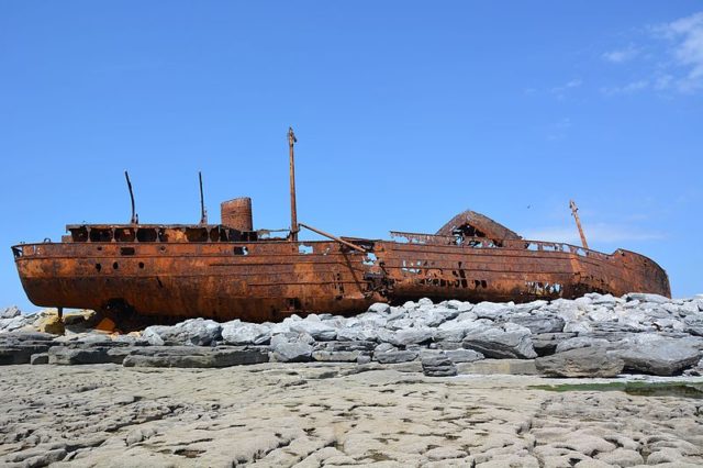 The boat destroyed by rust. Author: G.Mannaerts CC BY-SA 4.0
