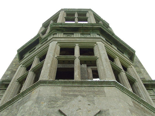 The clearly visible cross on the windows. Author: Keith Evans CC BY-SA 2.0