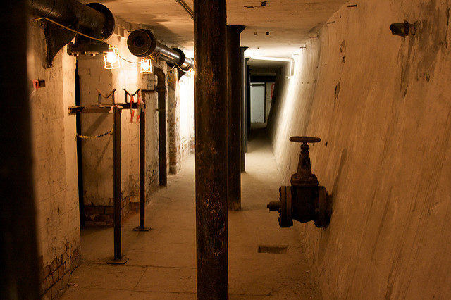 The corridors under the pool. Author: Pete Birkinshaw CC BY 2.0