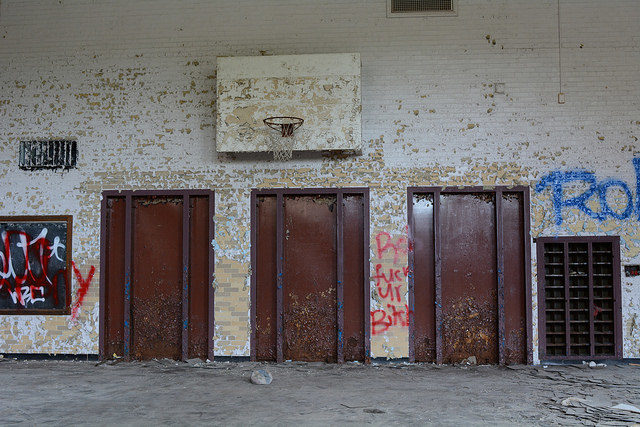 The destroyed gym. Author: Cory Seamer CC BY 2.0