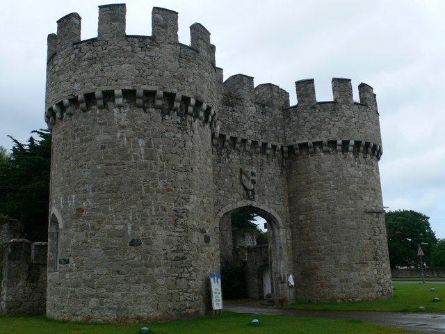 The gateway of the castle. Author: Eirian Evans. CC BY-SA 2.0
