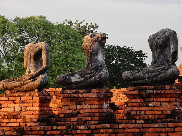 The headless statues. Author: Michael Coghlan CC BY-SA 2.0