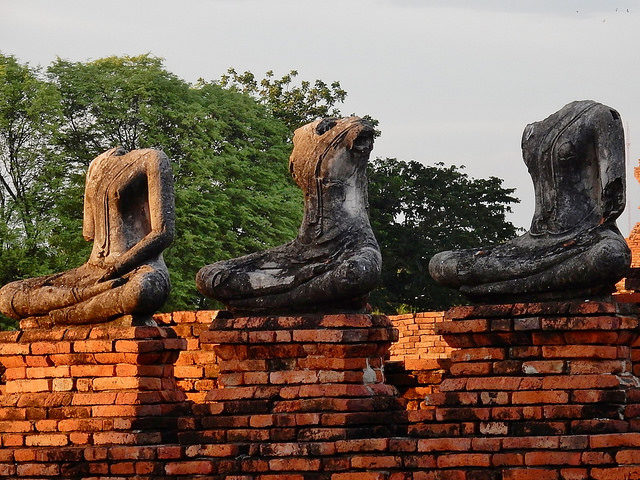 The headless statues. Author: Michael Coghlan CC BY-SA 2.0