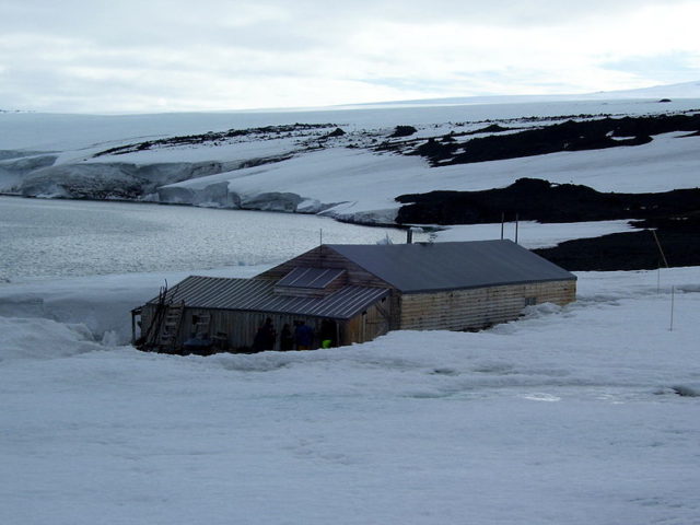 The hut from the outside. Author: lin padgham CC BY 2.0