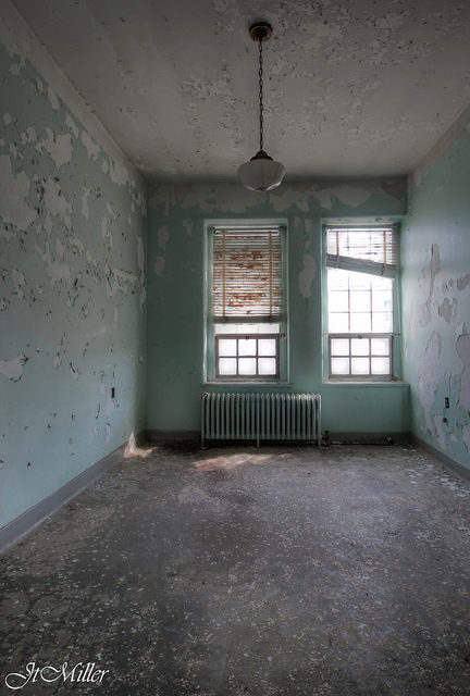 The interior of a patient room. Author: Mr Moment CC BY 2.0