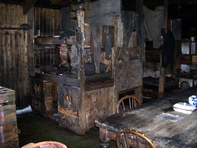 The interior of the hut. Author: lin padgham CC BY 2.0