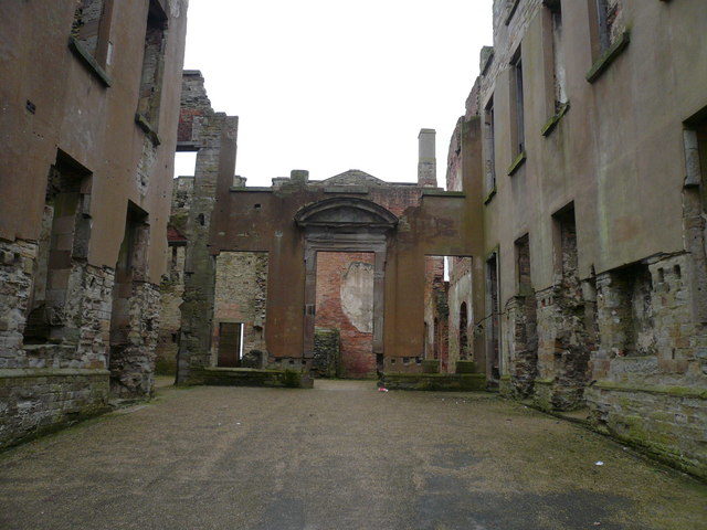 The missing roof. Author: Alan Heardman CC BY-SA 2.0
