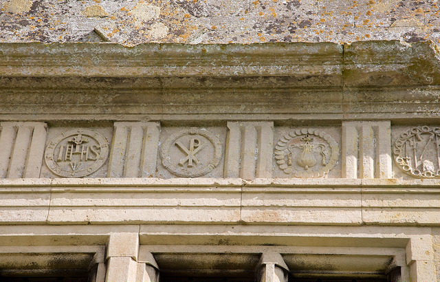 The ornaments on the façade. Author: Nick Hubbard CC BY 2.0