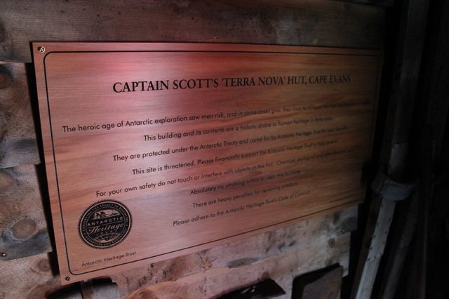 The plaque placed inside the hut. Author: Eli Duke CC BY-SA 2.0