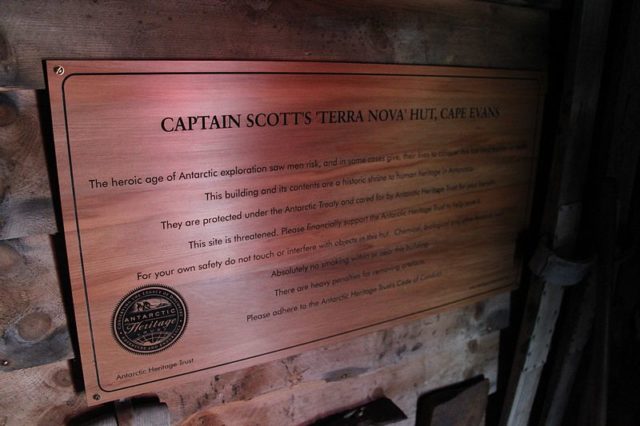 The plaque placed inside the hut. Author: Eli Duke CC BY-SA 2.0