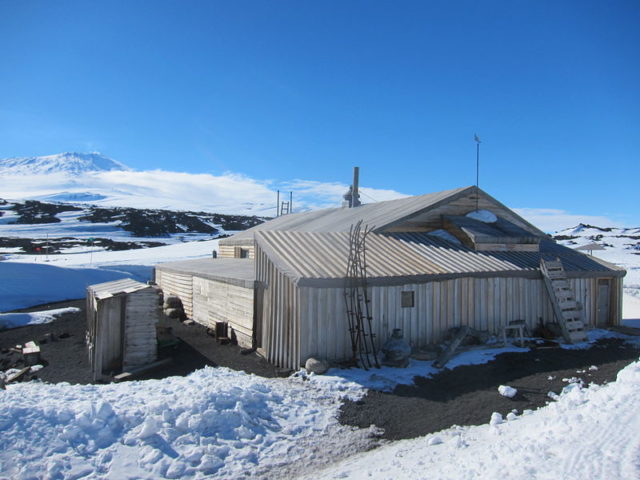 The preservation of the hut. Author: Sandwichgirl CC BY-SA 3.0